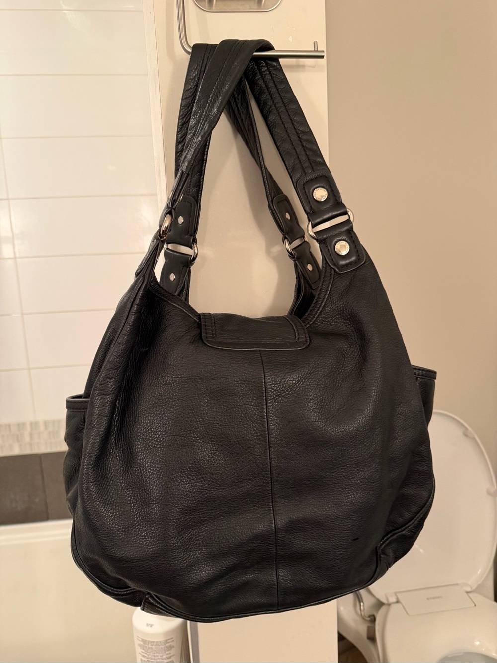Marc Jacobs Black Leather Shoulder Bag with Turn-Lock Detail - Picture 2 of 3